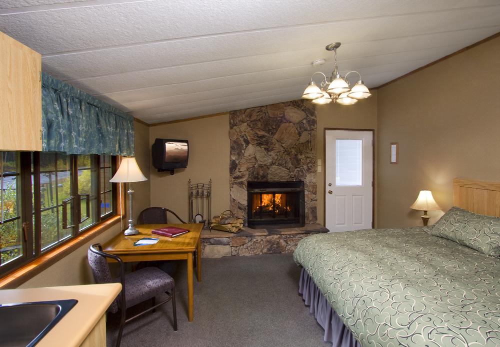 Sunwapta Falls Rocky Mountain Lodge Jasper Bagian luar foto