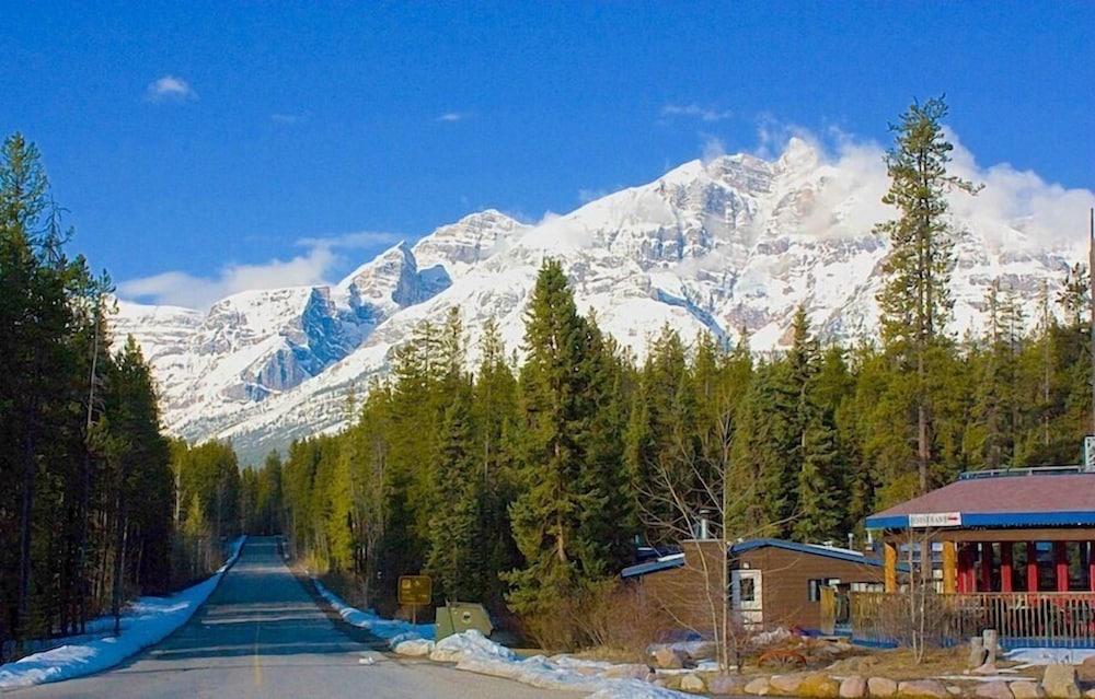 Sunwapta Falls Rocky Mountain Lodge Jasper Bagian luar foto